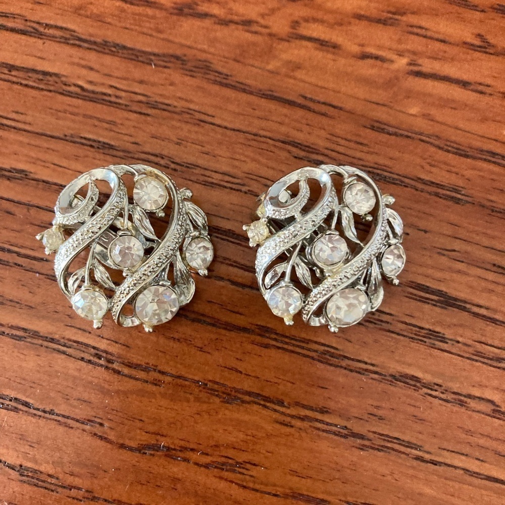 Vintage Lisner Rhinestone Earrings Silver Tone 1” Clip on earrings